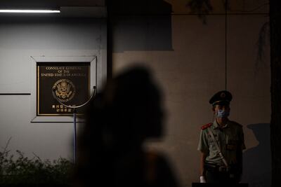 Un policía monta guardia frente a la entrada del consulado estadounidense en Chengdu, China.