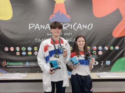 Ángel y Helen Montiel posan con sus trofeos de campeones.