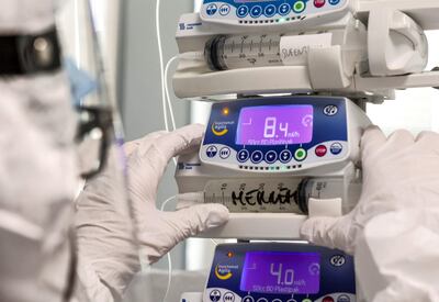 Un trabajador sanitario controla el servicio de UTI en un hospital de Roma.