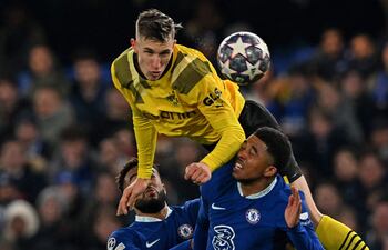 El defensor alemán Nico Schlotterbeck, del Dormund, supera en el salto a Wesley Fofana y a Reece James, del Chelsea, durante el partido disputado ayer en Londres.