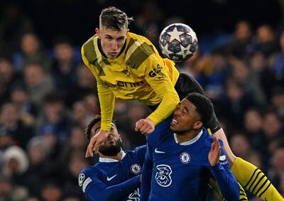 El defensor alemán Nico Schlotterbeck, del Dormund, supera en el salto a Wesley Fofana y a Reece James, del Chelsea, durante el partido disputado ayer en Londres.