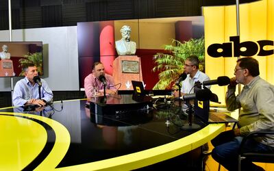 Los senadores electos de (ANR, FR) Luis Pettengill (izq.) y Mario Varela (c), ayer en ABC.