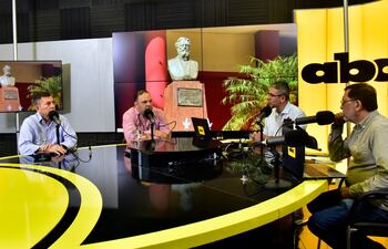 Los senadores electos de (ANR, FR) Luis Pettengill (izq.) y Mario Varela (c), ayer en ABC.