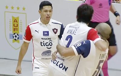 Francisco Martínez se acerca a celebrar su gol (el segundo) con Yiyi Ayala y Rubén Benítez.