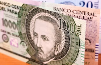 Billetes de guaraníes.