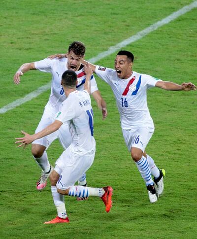 Gastón Giménez  marcó y a cobrar, festejo que comparten Almirón y Cardozo Lucena.