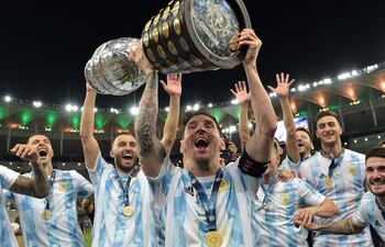 Messi levanta el trofeo de la Copa América rodeado de sus compañeros en el estadio Maracaná, donde Argentina venció en la final 1-0 a Brasil.
