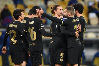 Jugadores del Barcelona festejan la victoria en Kiev