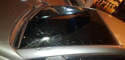 El automóvil de la corresponsal de Telefuturo quedó destrozado.