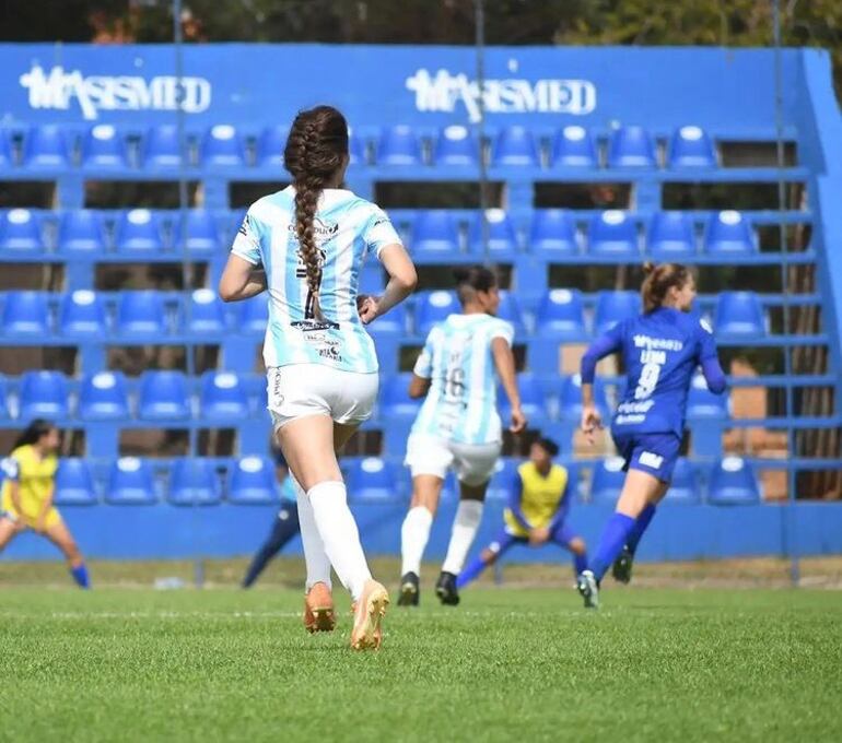 Ninfa Valiente, con la camiseta de Guaireña, equipo con el cual debutó en la Primera División del Fútbol Femenino paraguayo.