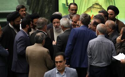El presidente de Irán, Ebrahim Raisi (centro, con turbante) junto a miembros de la Asamblea Legislativa iraní. (EFE)