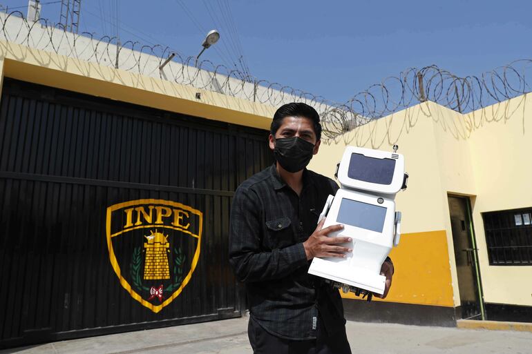 Walter Velásquez muestra su invento, el robot 'Jovam', el 16 de marzo de 2022, en la cárcel de Lurigancho, en Lima (Perú). 