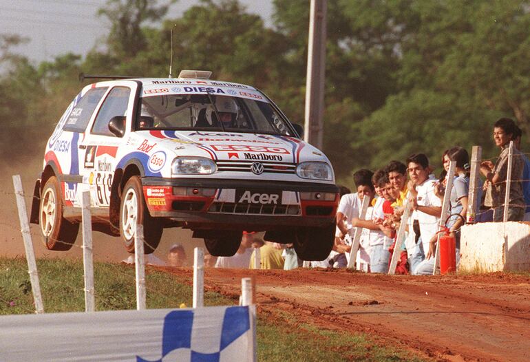 Espléndido salto del VW Golf de Dénes Tomboly y Rodrigo García en las pruebas de clasificación.