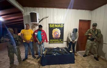 Los detenidos en el procedimiento.