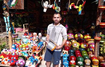 Pedro Candia, artesano de Areguá, con una alcancía de la Copa Libertadores.