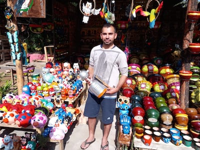 Pedro Candia, artesano de Areguá, con una alcancía de la Copa Libertadores.