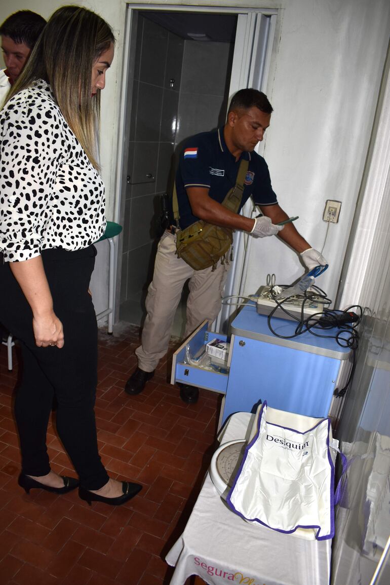 La fiscala Laura Ávalos observa algunos elementos ginecológicos encontrados en la clínica Hermanos de Asís, que fue clausurada en la mañana de hoy en la localidad de San Antonio.