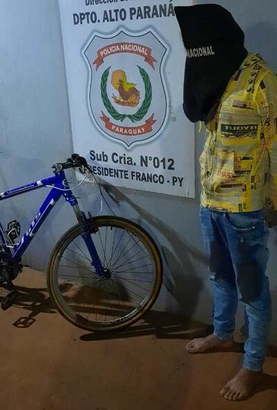 José Arnaldo González Vera fue detenido tras perder el equilibrio de su biciclo en un intento de huir de la Policía.