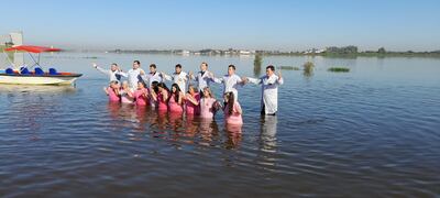 Llamativo bautismo en aguas contaminadas de la bahía asuncena