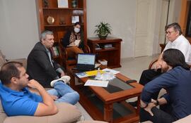 Representantes de la municipalidad se reúnen para trabajar en los criterios de evaluación.