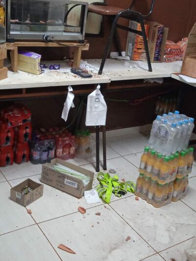 Los ladrones abrieron el techo para ingresar a la cantina para llevarse electrodomésticos y golosinas.