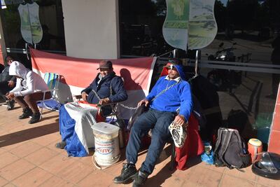 Funcionarios de la Municipalidad de Ayolas encadenados para reclamar deudas por salarios.