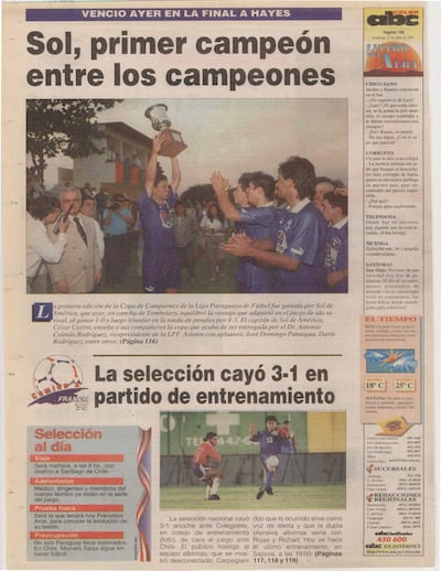 Contratapa del diario ABC Color del jueves 17 de julio de 1997, con los solenses exhibiendo el trofeo de la Copa de Campeones.