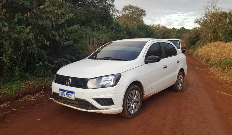 El Volkswagen Voyage abandonado por los criminales luego del enfrentamiento contra los guardias de Prosegur.