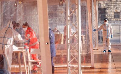 Trabajadores de la salud en una caseta improvisada de pruebas rápidas Covid-19 en Bérgamo, Italia.