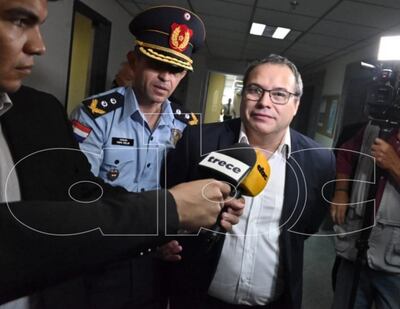 El periodista Carlos Granada se presentó hoy al Palacio de Justicia para su audiencia de imposición de medidas. En el lugar, fue detenido y trasladado al retén.