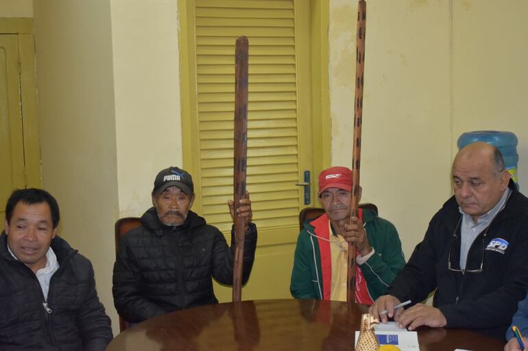 Los ancianos de la Comunidad Aché, Roberto y Victor Kry’ypurangi, denunciaron la invasión de sus tierras por campesinos.