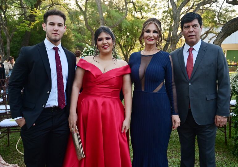 Enzo García, Ximena García, Gloria Velilla y Carlos García.