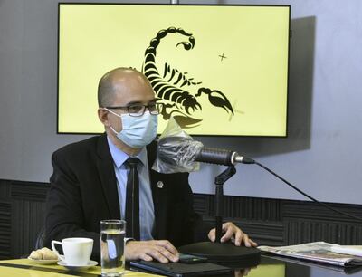 El Dr. Héctor Castro hablando del Plan Nacional de Vacunación en Paraguay, en los estudios de ABC Cardinal.