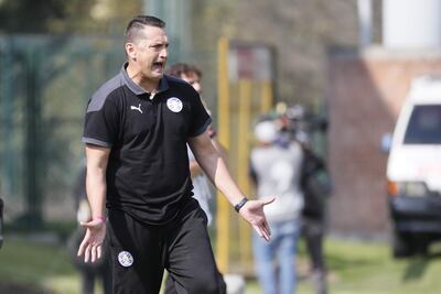 El entrenador de Paraguay Aldo Bobadilla dirige en un partido de la fase final del Campeonato Sudamericano Sub'20 entre las selecciones de Paraguay y Venezuela en el estadio de Techo en Bogotá (Colombia).