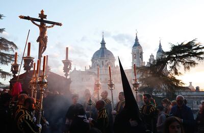 Procesión de Los Estudiantes organizada por La Hermandad Sacramental y Cofradía de Nazarenos del Santísimo Cristo de la Fe y del Perdón, María Santísima Inmaculada Madre de la Iglesia y Arcángel San Miguel, este Domingo de Ramos en Madrid.