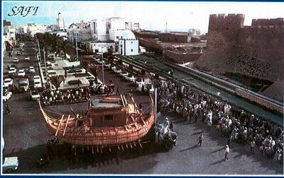 Imagen facilitada por Madani Ait Ouhanni del barco hecho con cañas de totora, construido por aimaras bolivianos y movido solo por los vientos alisios, que cruzó el Océano Atlántico entre África y América hace ahora cincuenta años en una travesía que duró dos meses y cuya gesta se conmemora estos días. De los ocho integrantes de aquella aventura llamada "RA II", capitaneada por el mítico explorador noruego Thor Heyerdahl, famoso por su expedición Kon-Tiki de 1947, solo uno queda con vida: el marroquí Mohamed Ait Ouhanni, quien a sus 80 años es capaz de recordar hasta el último detalle de aquella aventura que pasaron "confinados en alta mar", como recuerda hoy entre risas.
