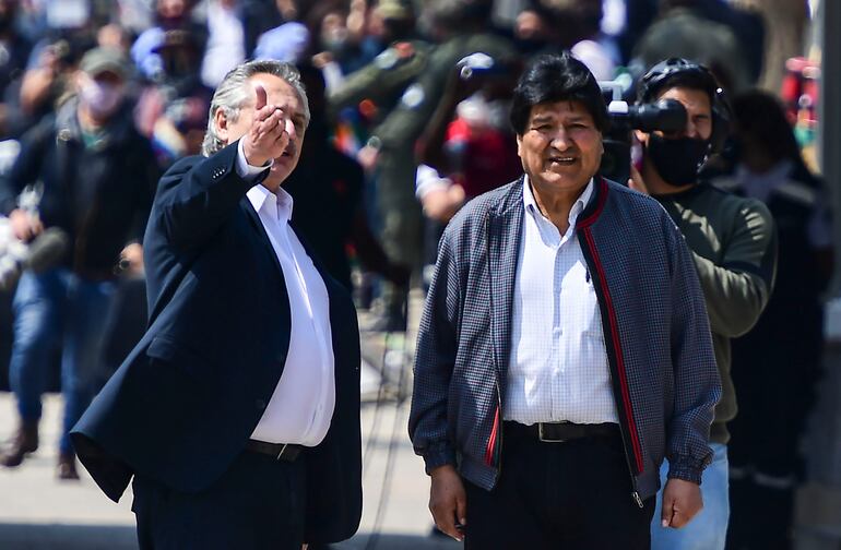 El expresidente boliviano Evo Morales (i), acompañado por el presidente argentino Alberto Fernández, antes de cruzar la frontera entre Argentina y Bolivia, este lunes.
