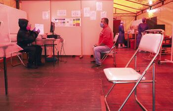 Alerta naranja. El área de consultas está discriminado por pacientes respiratorios febriles y no febriles. El distanciamiento social es clave. Los profesionales médicos y de enfermería siguen el protocolo al pie de la letra.