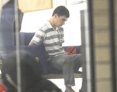 El oficial 2° Carlos Alfredo Mendoza,  tras su aprehensión en la lujosa casa en la que vivía  el narco Eduardo Almeida.