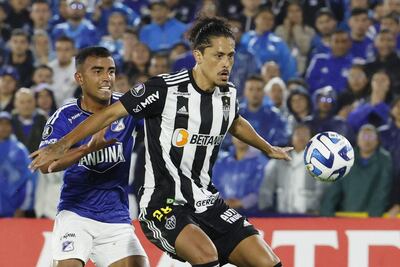 Omar Bertel (i) de Millonarios disputa el balón con Mauricio Lemos de Mineiro, en un partido de la Copa Libertadores entre Millonarios y Atlético Mineiro en el estadio El Campín en Bogotá (Colombia). EFE/ Mauricio Dueñas Castañeda