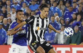 Omar Bertel (i) de Millonarios disputa el balón con Mauricio Lemos de Mineiro, en un partido de la Copa Libertadores entre Millonarios y Atlético Mineiro en el estadio El Campín en Bogotá (Colombia). EFE/ Mauricio Dueñas Castañeda