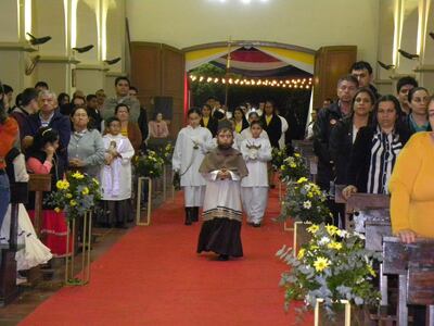 Preparación para la misa de ayer en el marco del novenario en honor a San Juan Nepomuceno.