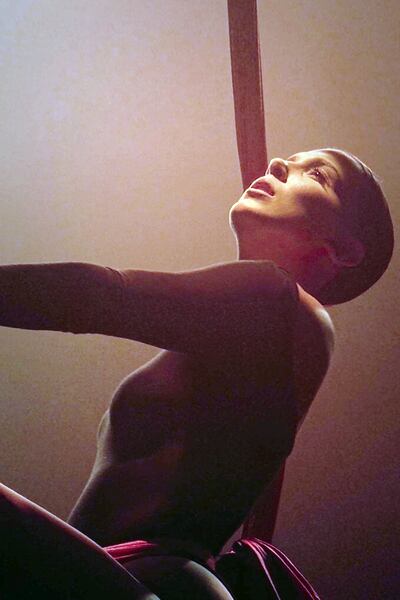 Millie Bobby Brown se une a Samsung para su debut como directora cinematográfica. La película se presentó el 22 de marzo.