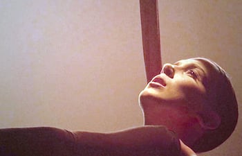 Millie Bobby Brown se une a Samsung para su debut como directora cinematográfica. La película se presentó el 22 de marzo.