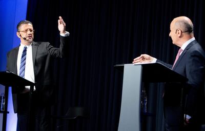 Los candidatos presidenciales de Costa Rica: Rodrigo Chaves (i) y José María Figueres (d), durante uno de los últimos debates antes de las elecciones del domingo.