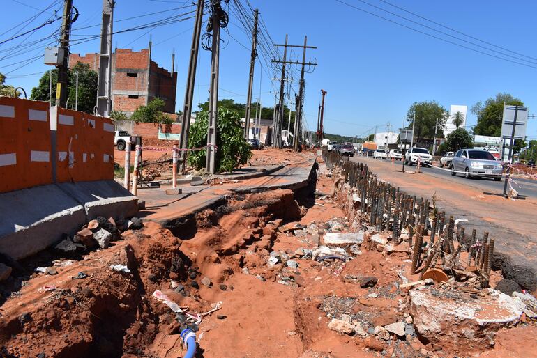 Los moradores de la zona de Tres Bocas deben de sortear las enormes zanjas para llegar a sus casas, debido a la obra del futuro túnel.
