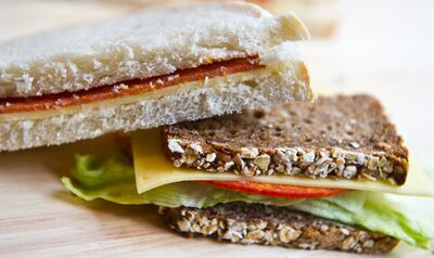 Pan integral con queso y un sandwich de tostadas. El consumo de cereales integrales es preferible al de alimentos procesados con aditivos.