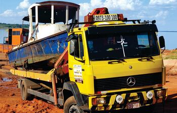 Momento en que la embarcación es incautada del puerto clandestino de Tembiaporâ.