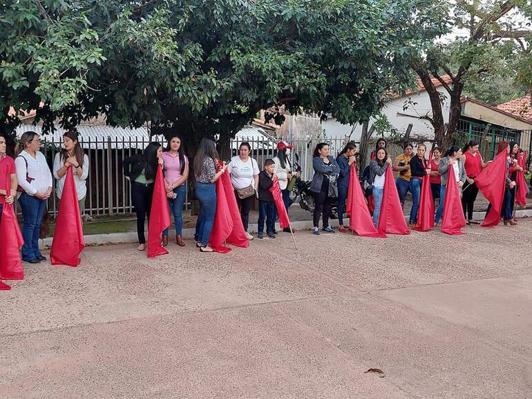 Un cordón de los correligionarios les dio la bienvenida a los precandidatos que están de gira por el departamento de Paraguarí