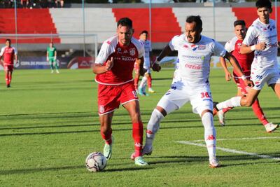 Clementino González e Ismael Benegas, en el duelo entre General Caballero y Nacional.